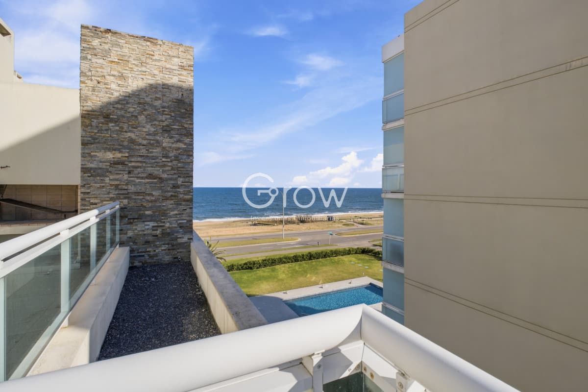 Venta Apartamento Frente al Maren Playa Mansa, 2 suites y Parrillero propio.