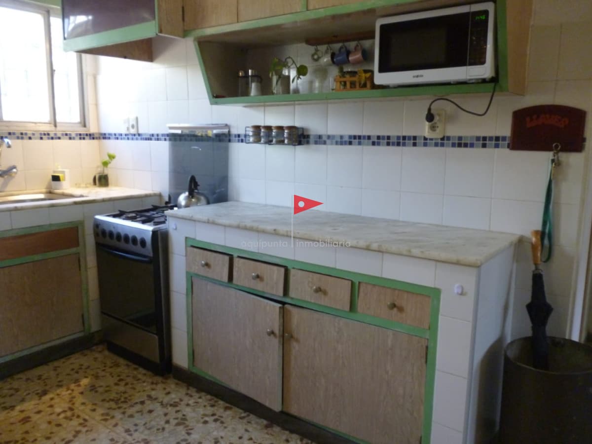 Casa en alquiler temporal en Punta Colorada 3 dormitorios 2 baños muy cómoda y con sombra natural