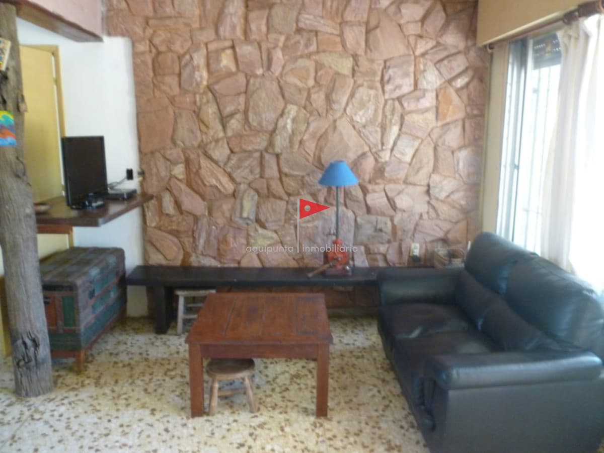 Casa en alquiler temporal en Punta Colorada 3 dormitorios 2 baños muy cómoda y con sombra natural