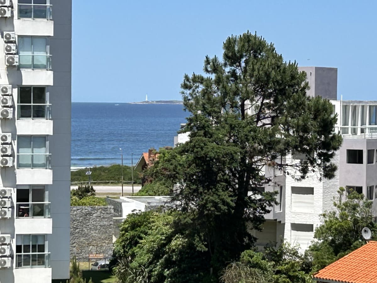 Apartamento en venta casia  estrenar con garage a 50 metros del mar en Punta del Este