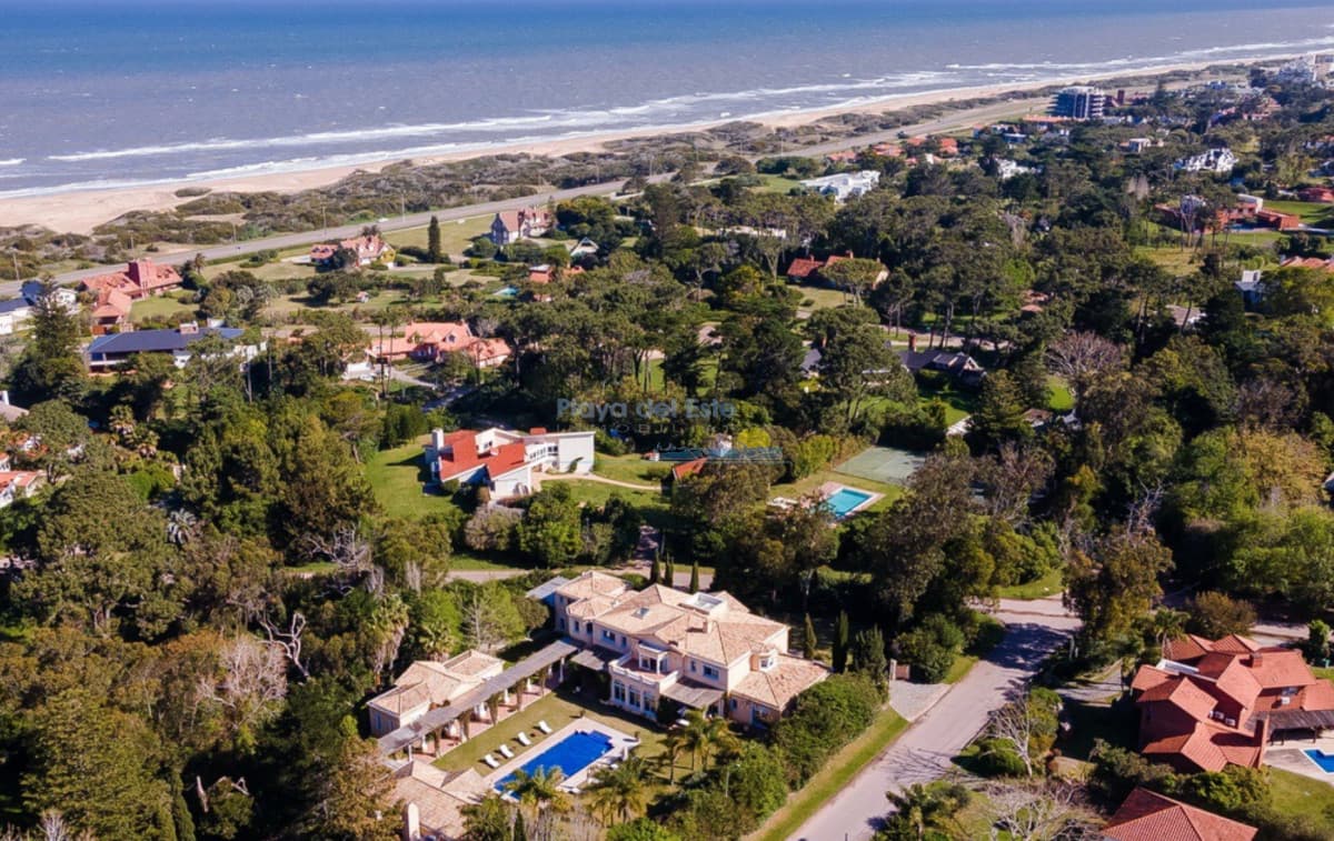 Terreno Frente al club de Golf 8400 m2 - Inmobiliaria Playa del Este