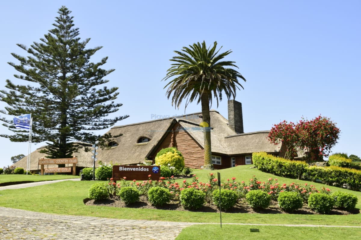 Terreno Frente al club de Golf 8400 m2 - Inmobiliaria Playa del Este