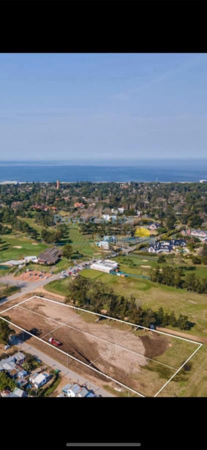 Terreno Frente al club de Golf 8400 m2 - Inmobiliaria Playa del Este