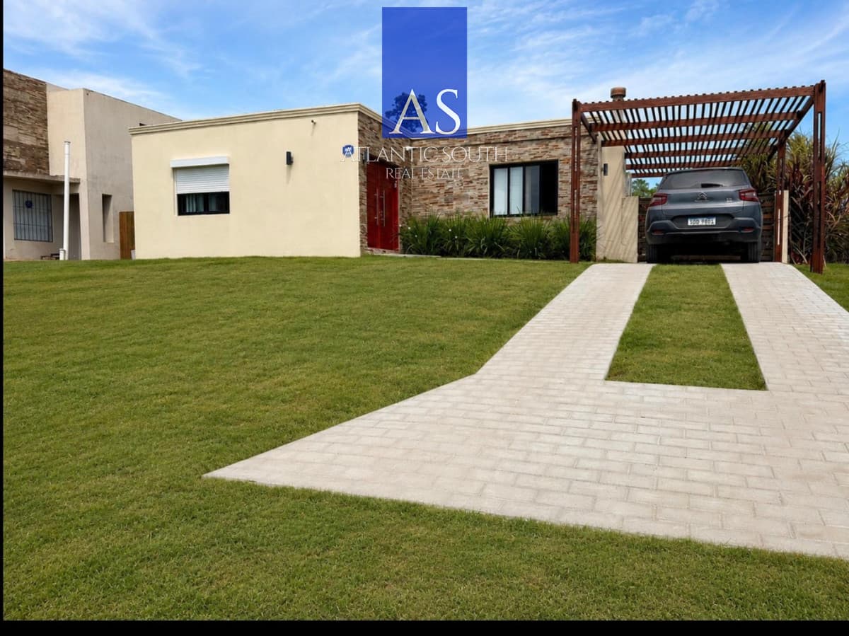 Moderna Casa 3 dormitorios con Piscina y Amplio Jardín en una de las Zonas Más Buscadas de Punta del Este
