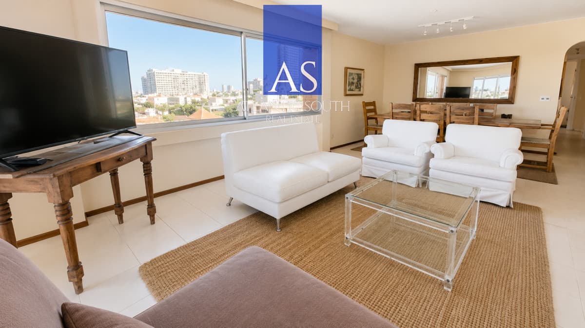 Apartamento esquinero frente al mar Punta del Este