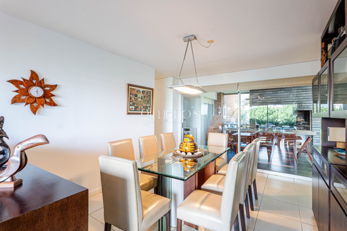 Apartamento en Venta 3 Dormitorios - Patio y Prrillero de uso exclusivo - Punta del Este - Playa Mansa
