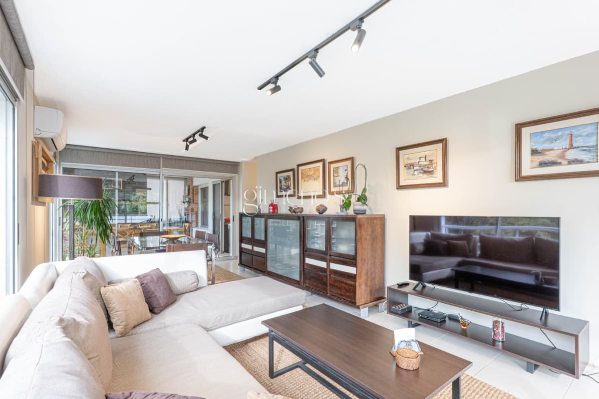 Apartamento en Venta  3 Dormitorios con Parrillero Propio - Playa Mansa - Punta del Este