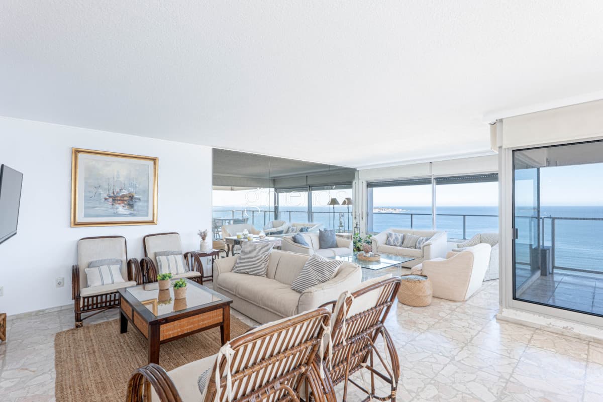 Apartamento en Venta 3 Dormitorios y Dependencia Playa Mansa Punta del Este