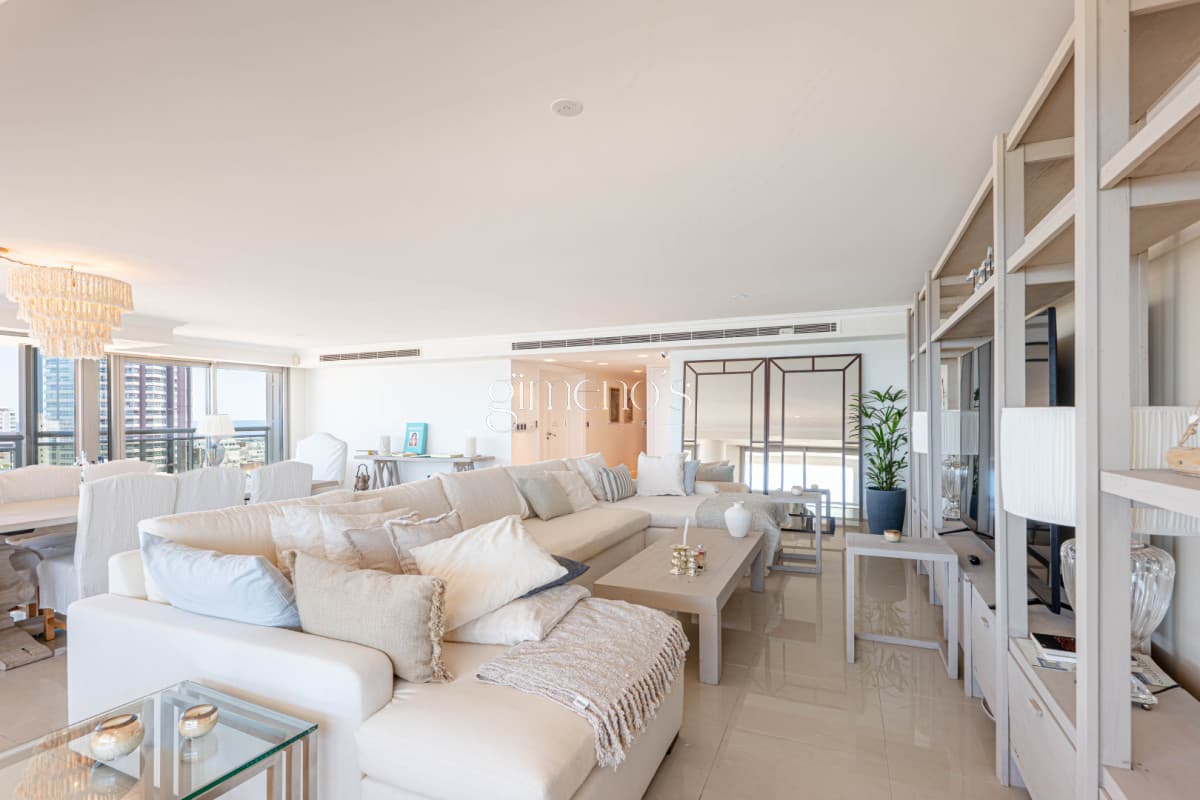 Apartamento Semipiso de 4 Dormitorios en Venta - Punta del Este -Playa  Brava