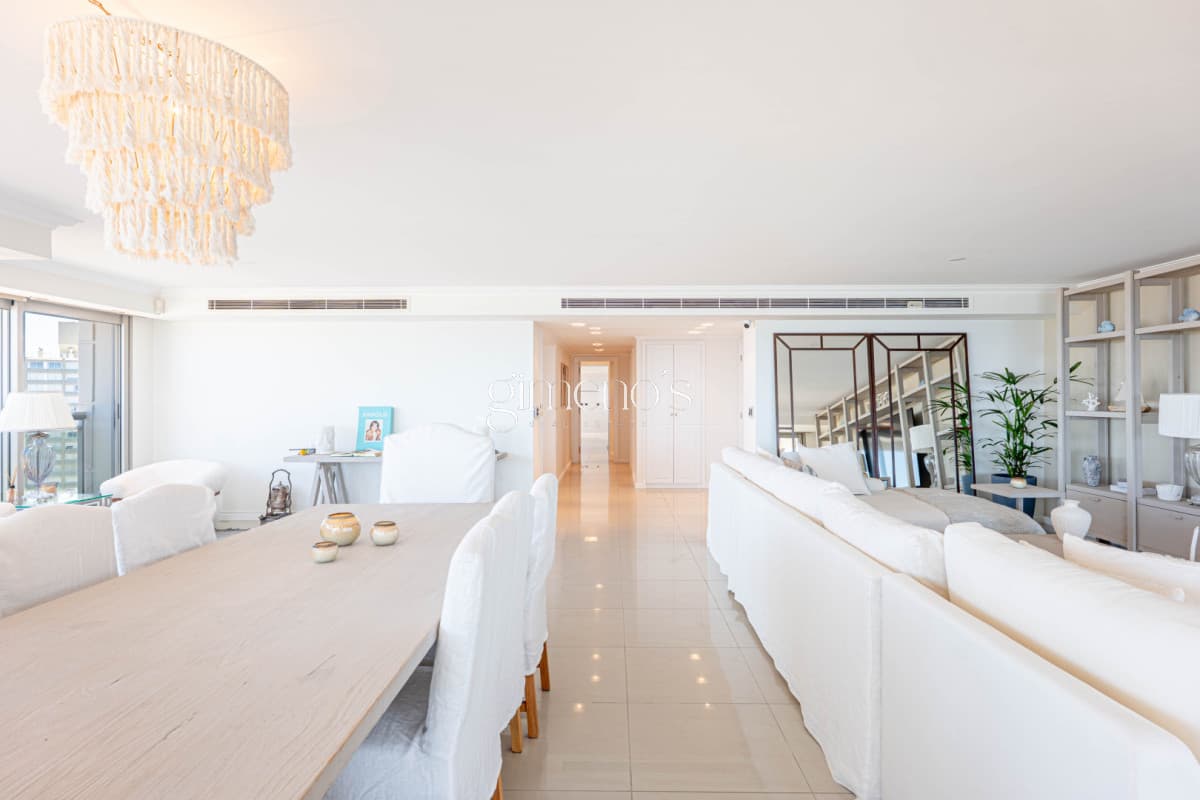 Apartamento Semipiso de 4 Dormitorios en Venta - Punta del Este -Playa  Brava