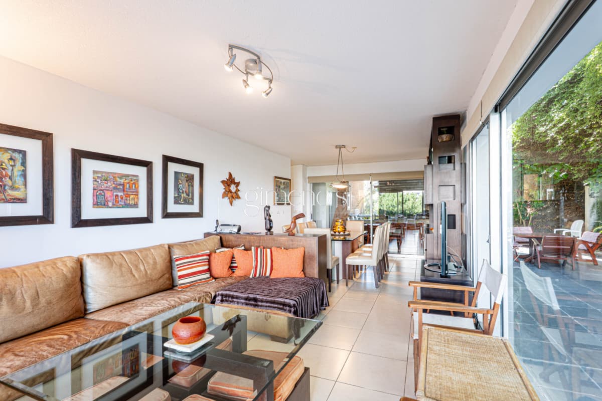 Apartamento en Venta 3 Dormitorios - Patio y Prrillero de uso exclusivo - Punta del Este - Playa Mansa
