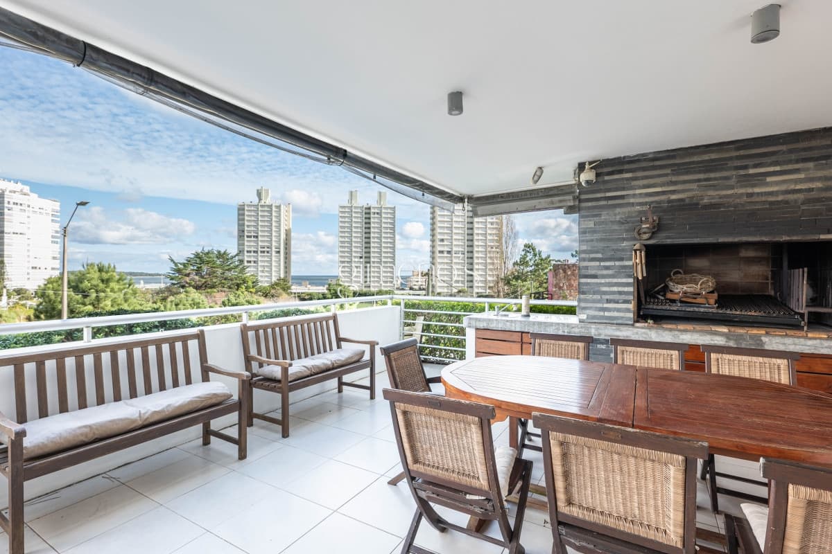 Apartamento en Venta 3 Dormitorios con Parrillero - Playa Mansa - Punta del Este