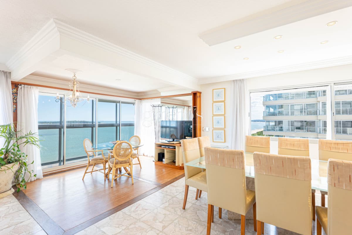 Apartamento en Venta 3 Dormitorios - Playa Mansa- Punta del Este