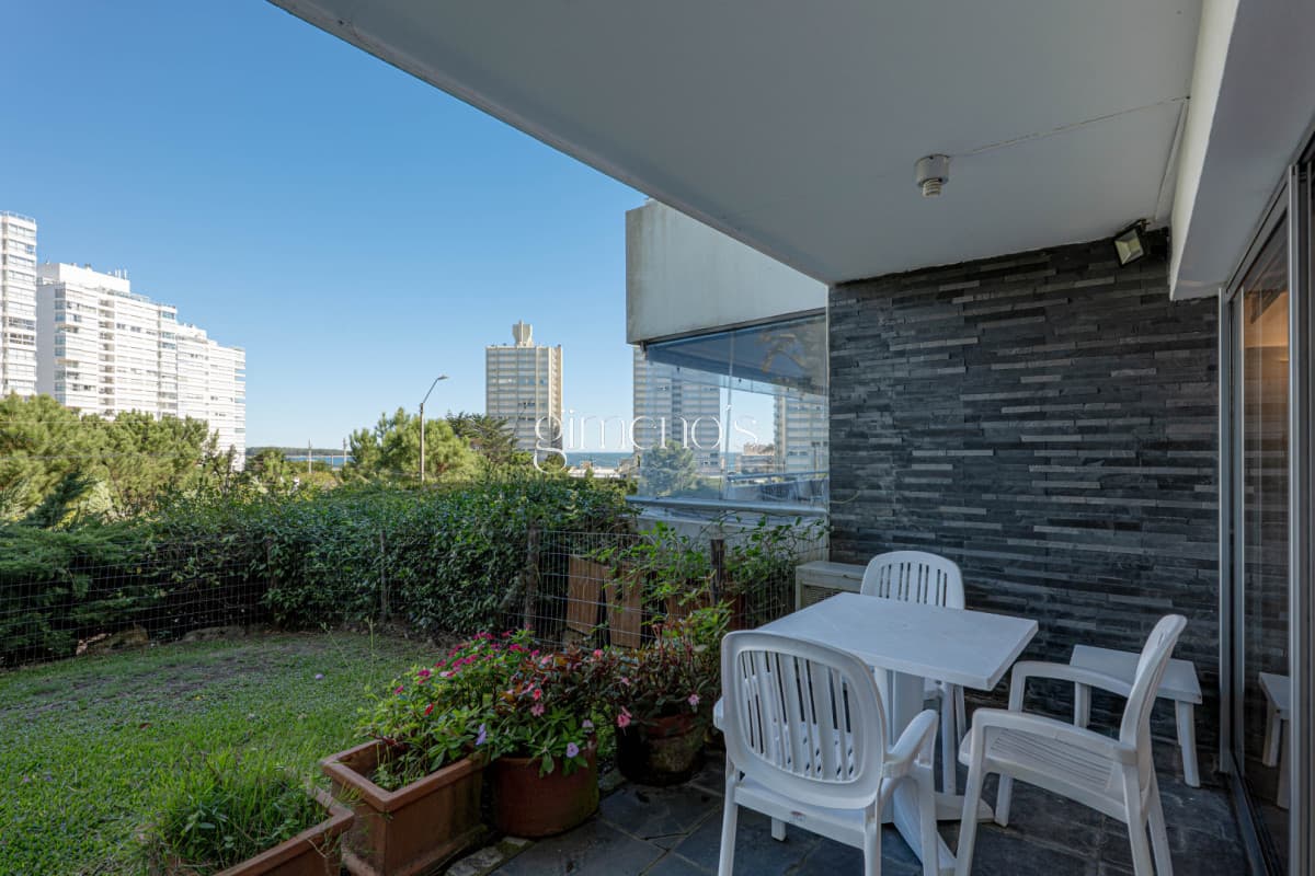 Apartamento en Venta 3 Dormitorios - Patio y Prrillero de uso exclusivo - Punta del Este - Playa Mansa