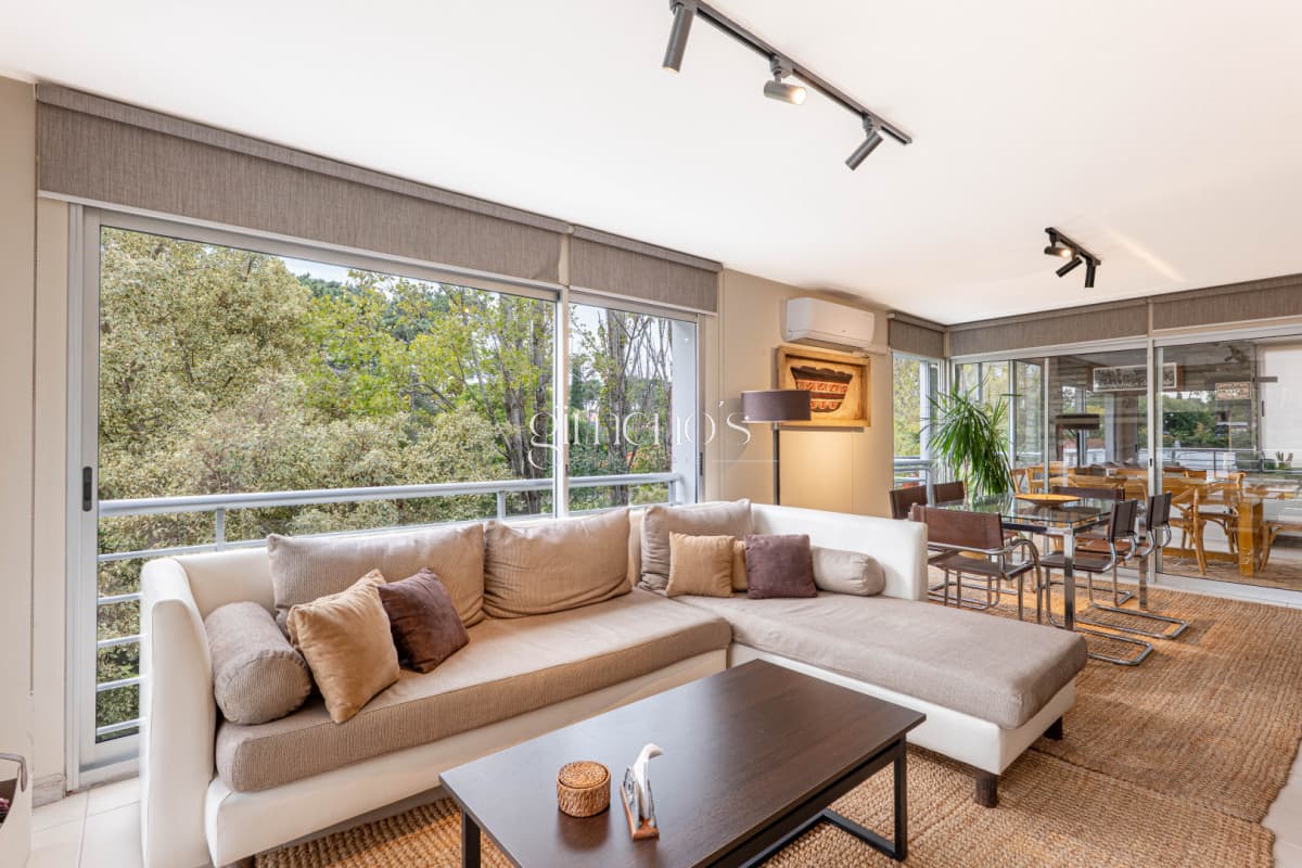 Apartamento en Venta  3 Dormitorios con Parrillero Propio - Playa Mansa - Punta del Este