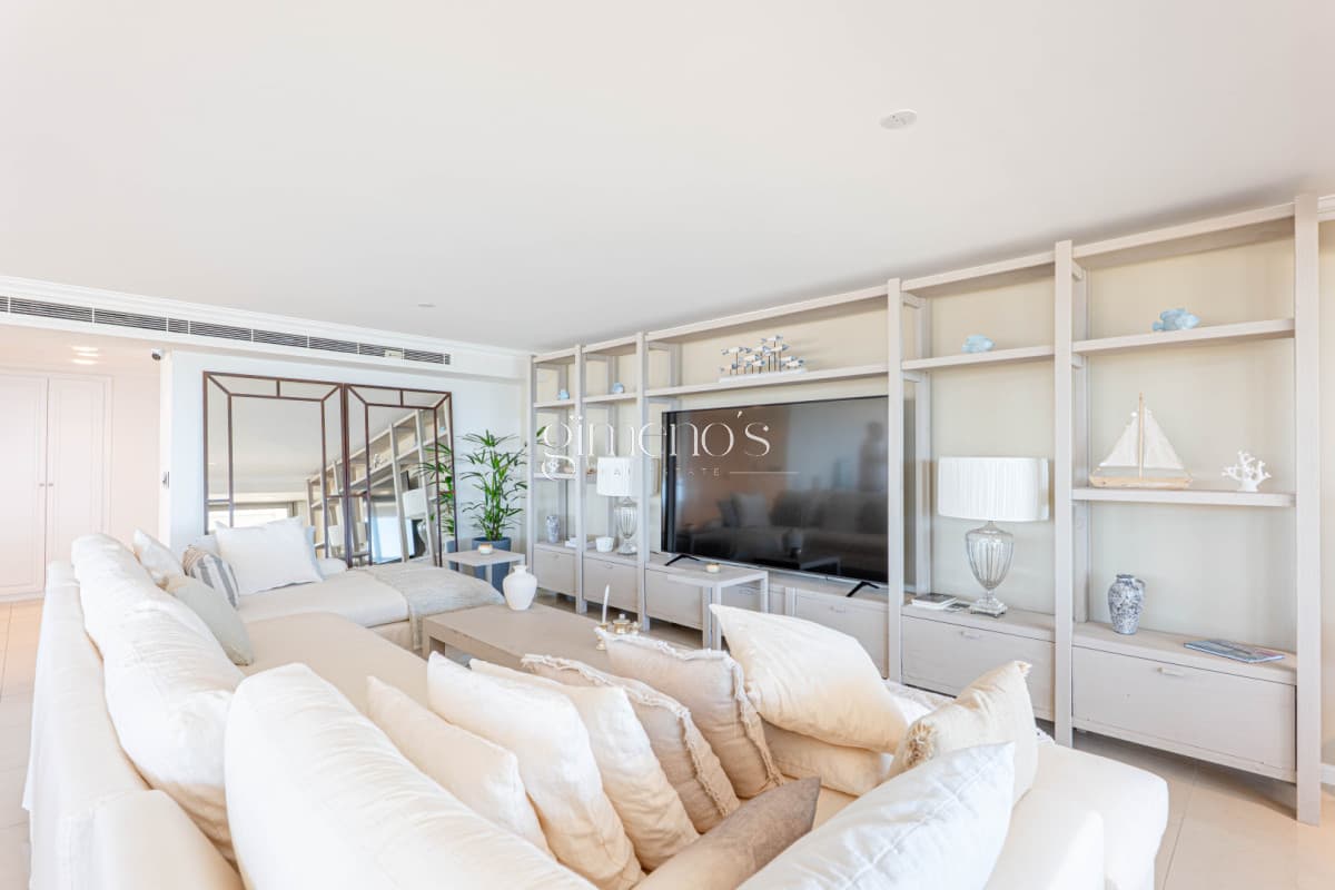 Apartamento Semipiso de 4 Dormitorios en Venta - Punta del Este -Playa  Brava