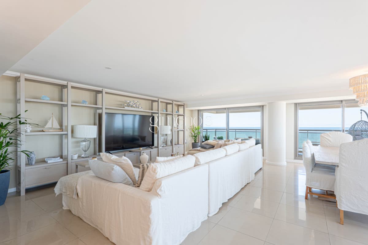 Apartamento Semipiso de 4 Dormitorios en Venta - Punta del Este -Playa  Brava