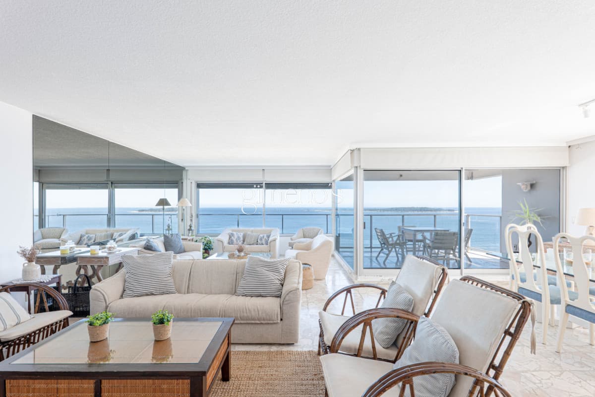 Apartamento en Venta 3 Dormitorios y Dependencia Playa Mansa Punta del Este