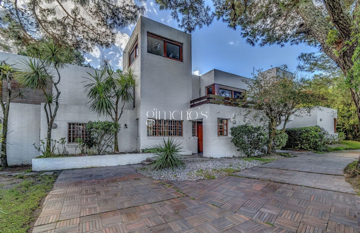 Casa  en Venta 3 Dormitorios en el Barrio Golf Punta del Este - Playa Brava