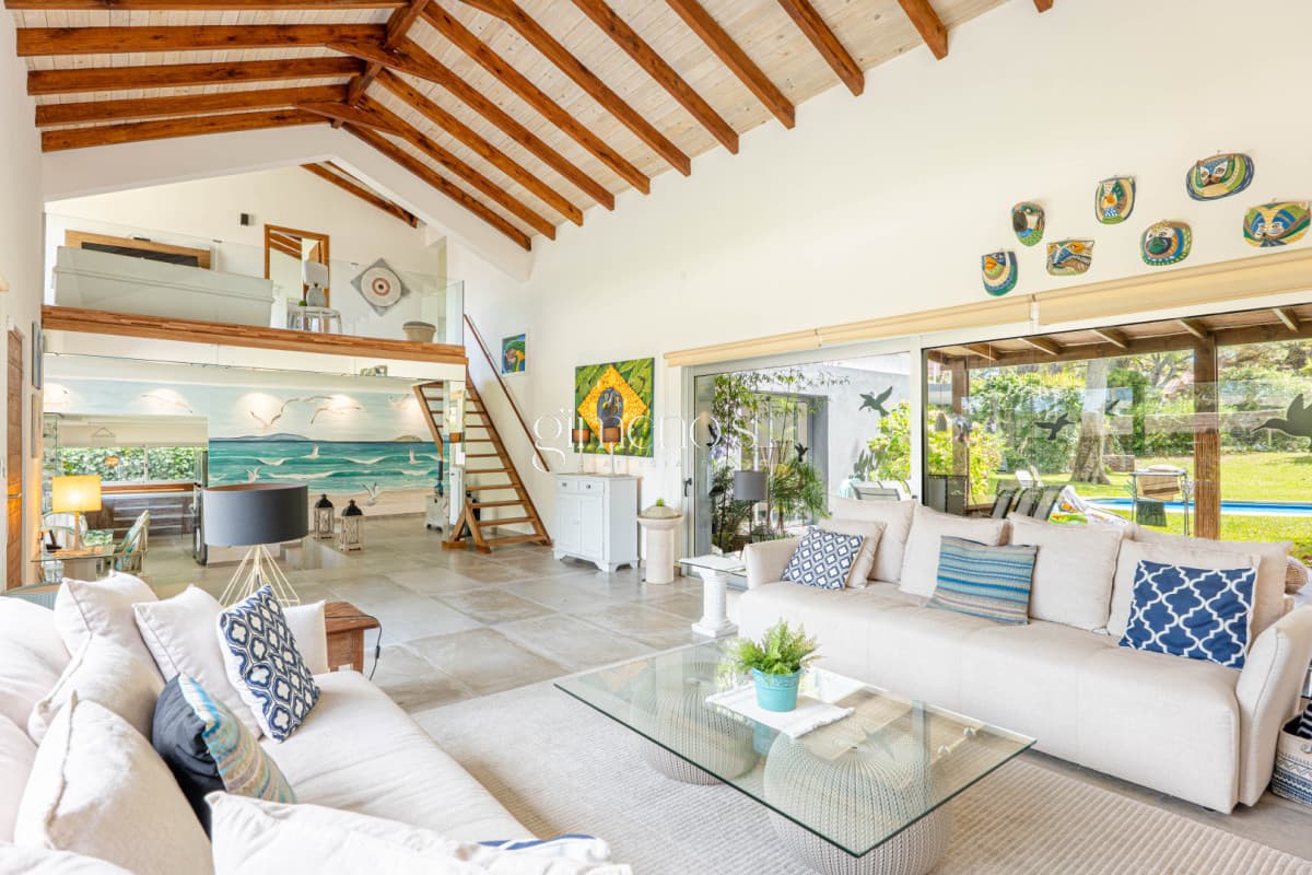 Casa en Venta - 5 Dormitorios en Suite - Barrio Golf - Punta del Este
