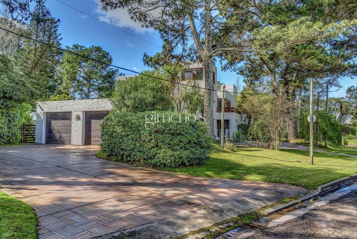 Casa  en Venta 3 Dormitorios en el Barrio Golf Punta del Este - Playa Brava