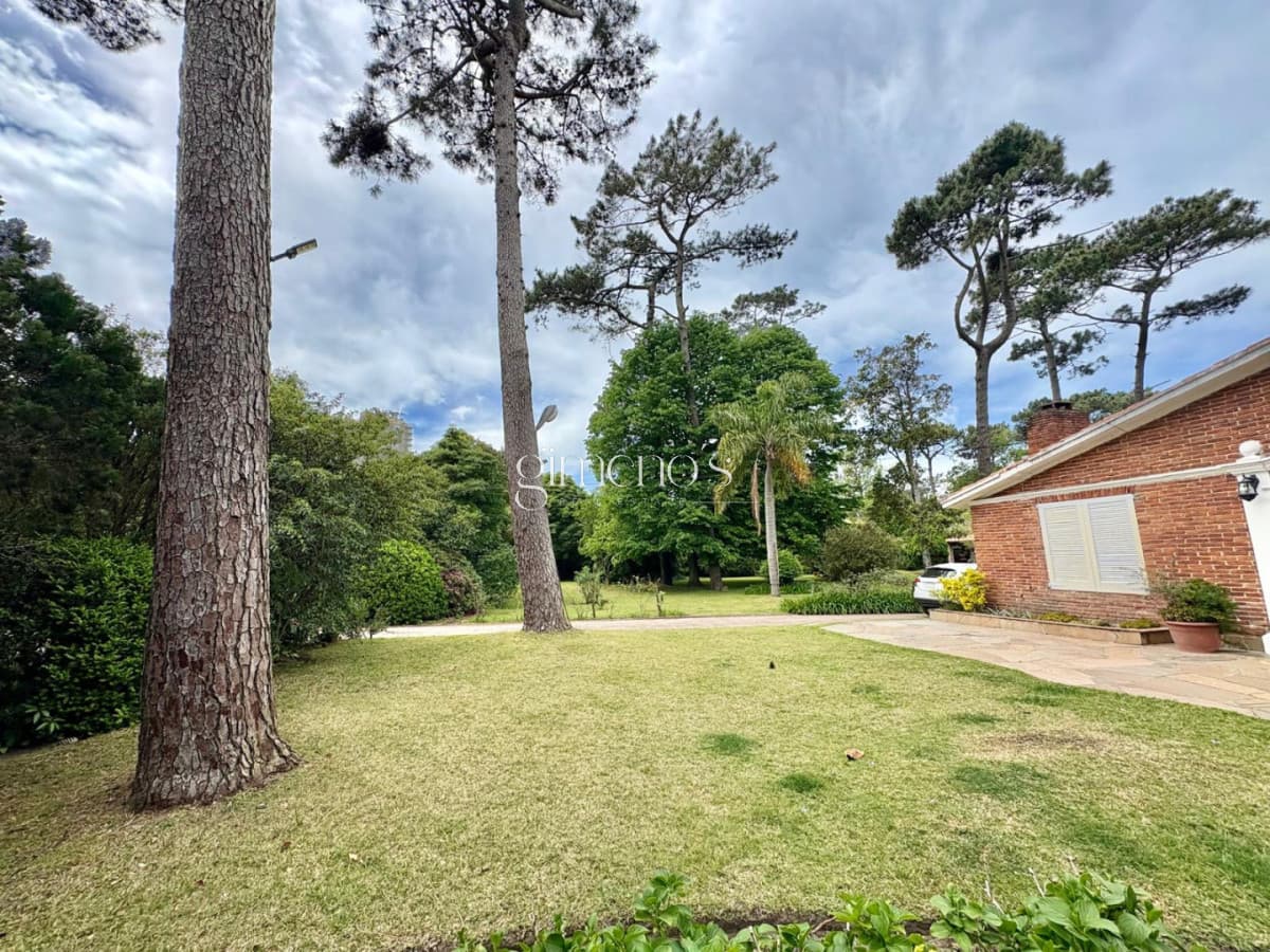 Casa en Venta, 5 Dormitorios- Punta del Este - Playa Mansa