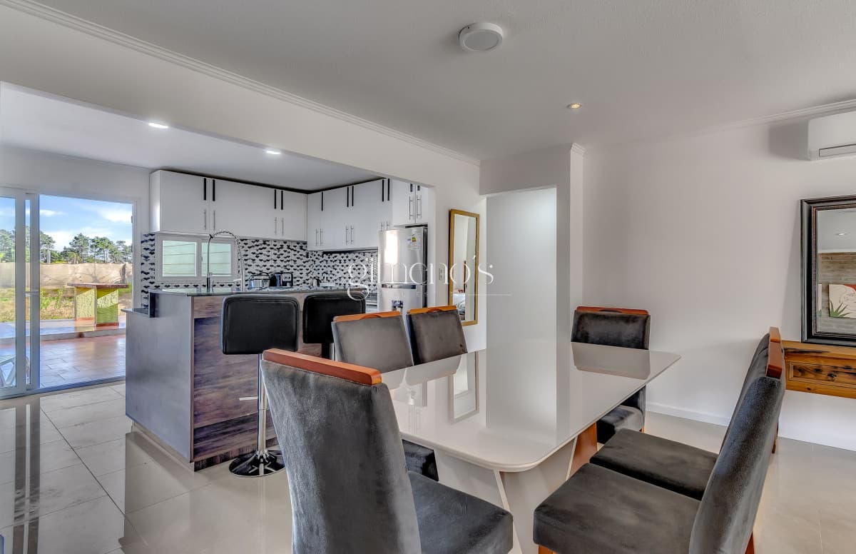 Casa en Venta  3 Dormitorios en Parque Burnett - Pinares - Punta del Este