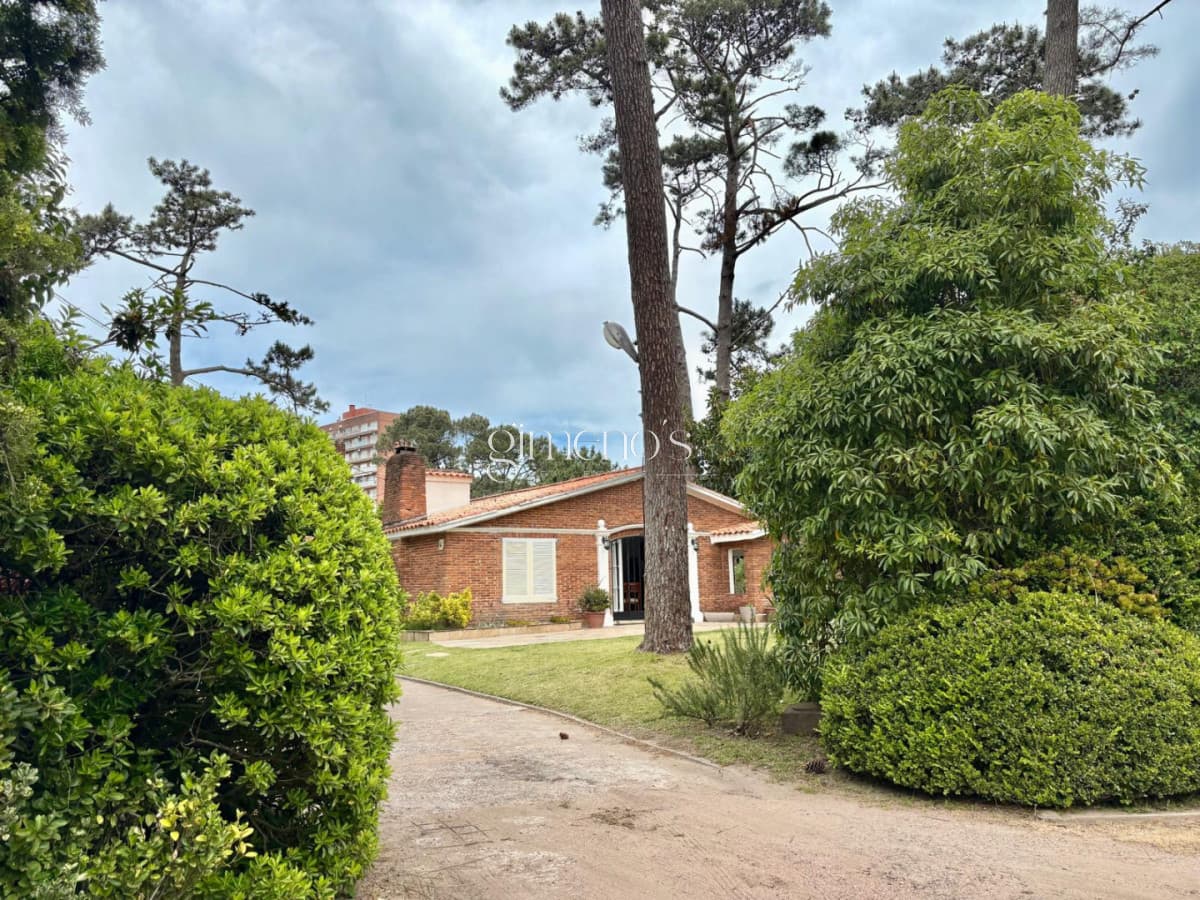 Casa en Venta, 5 Dormitorios- Punta del Este - Playa Mansa