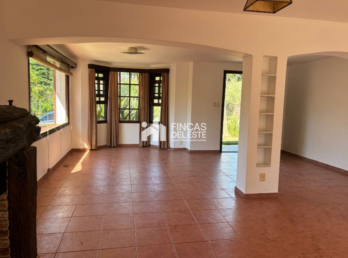 Casa de 3 dormitorios con piscina en zona colegios