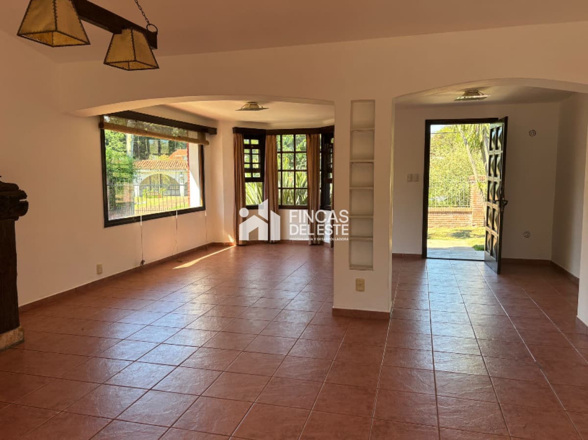 Casa de 3 dormitorios con piscina en zona colegios