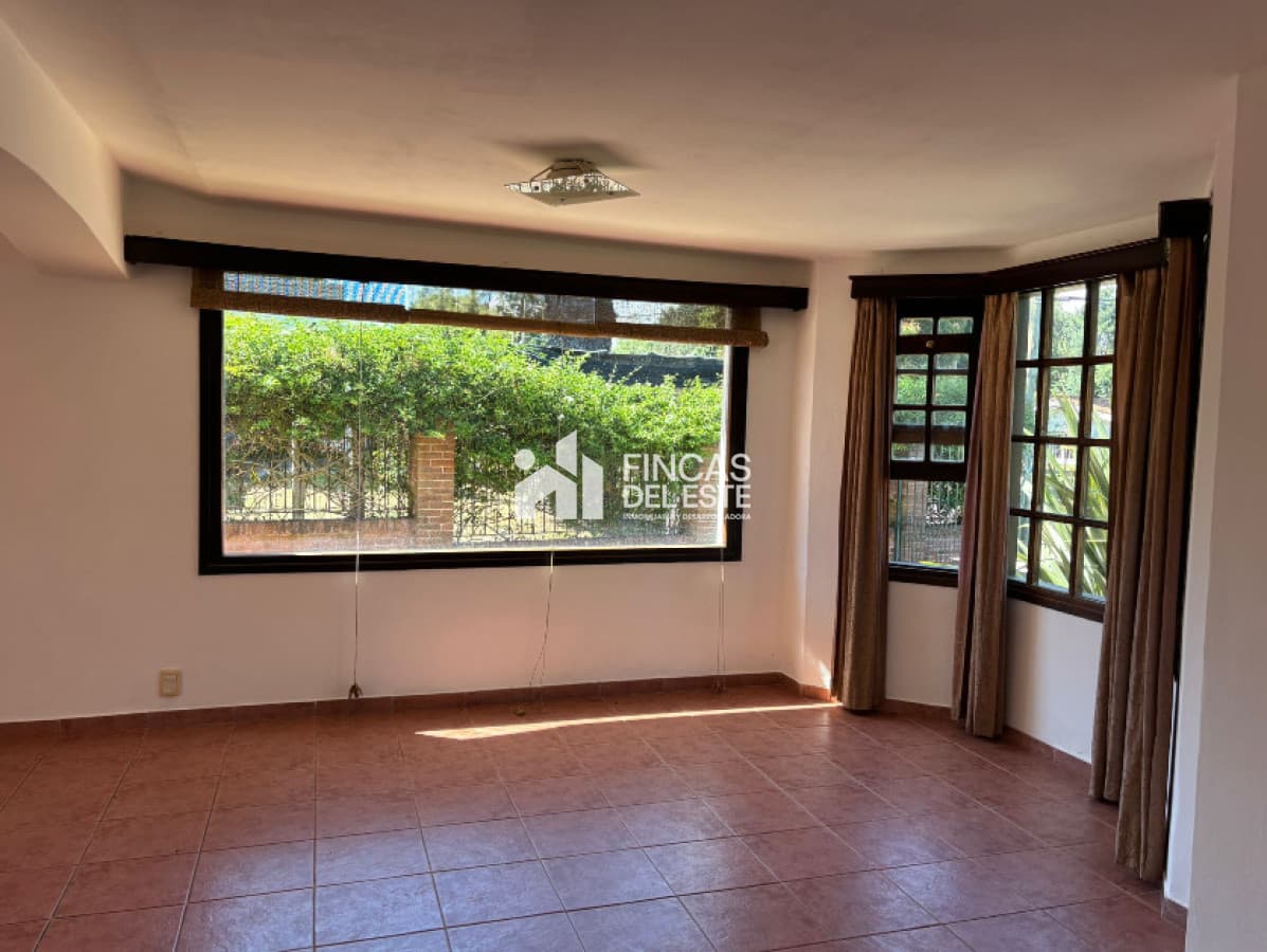 Casa de 3 dormitorios con piscina en zona colegios