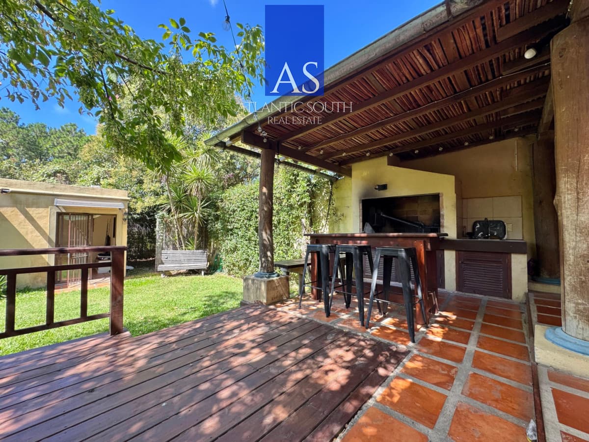 Casa de 3 dormitorios con parrillero, dependencia independiente Playa Mansa Punta del Este