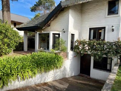 Hermosa casa en venta con piscina en punta del este   -