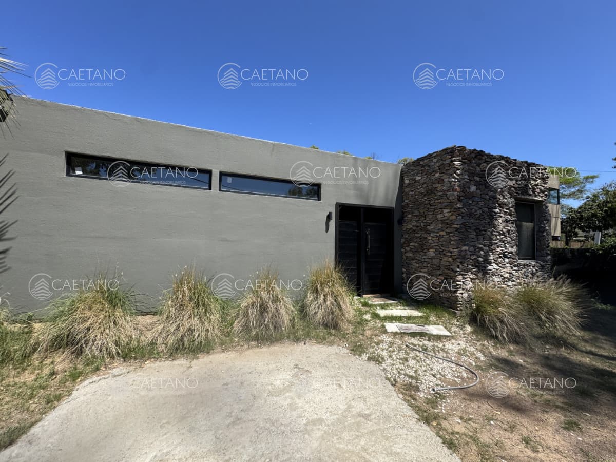 Casa en venta a media cuadra del mar
