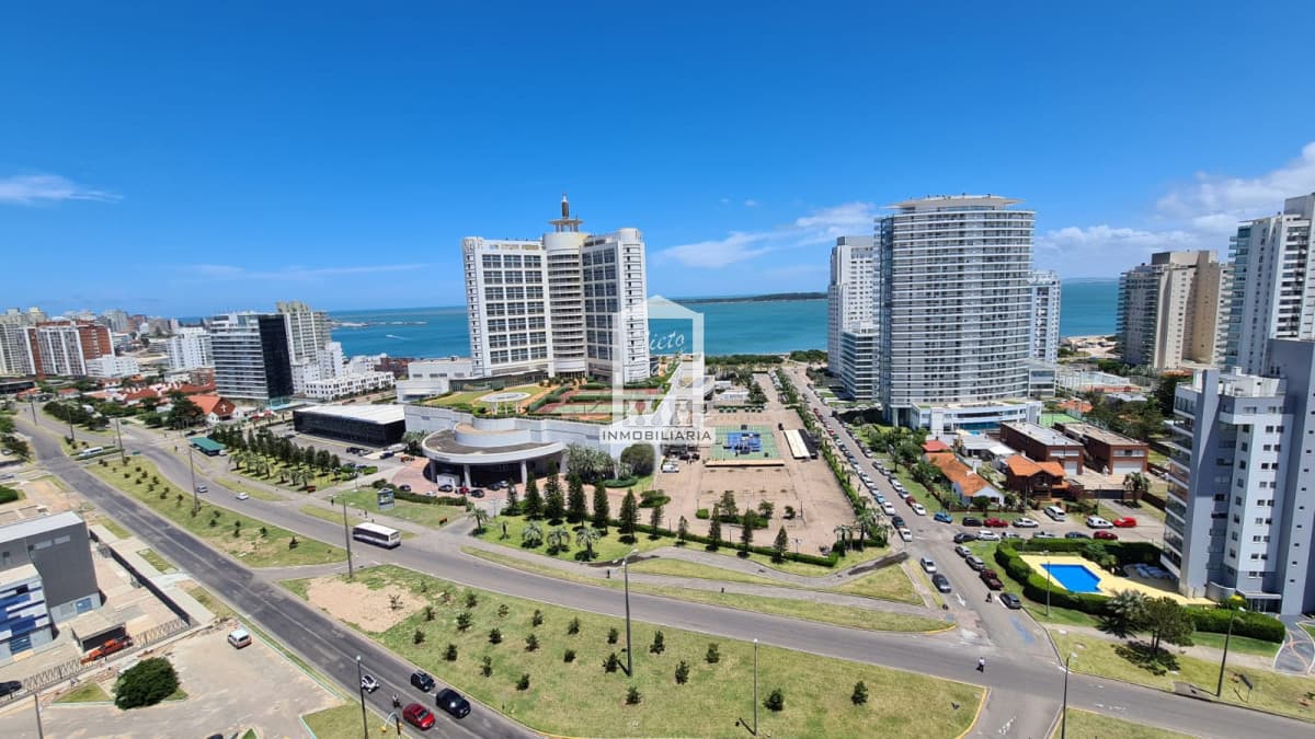Venta. Playa Mansa | 2 suites, terraza con parrillero y servicios premium a pasos del mar