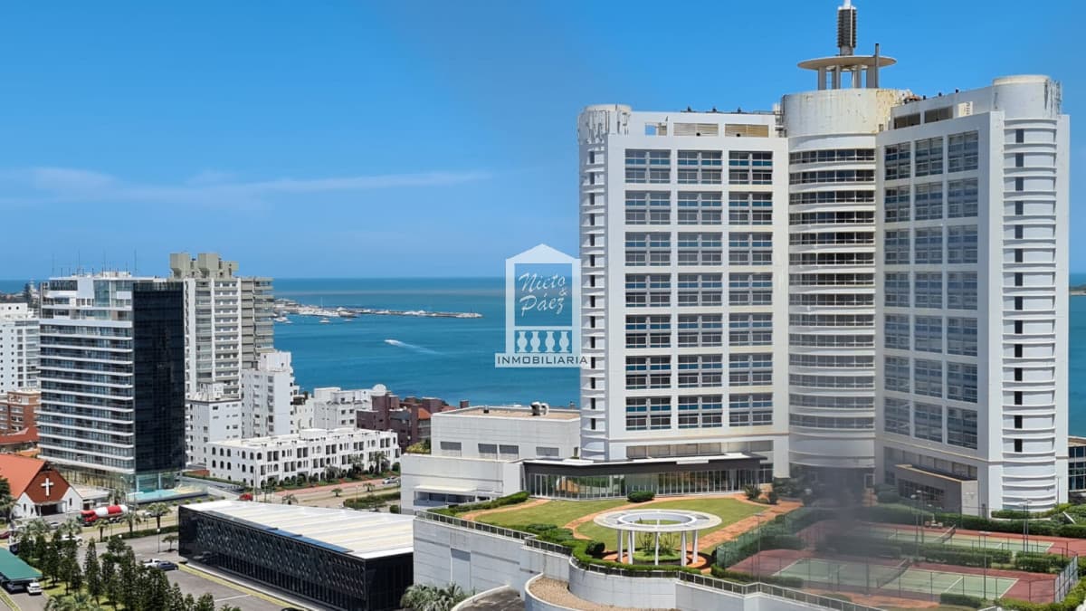 Venta. Playa Mansa | 2 suites, terraza con parrillero y servicios premium a pasos del mar