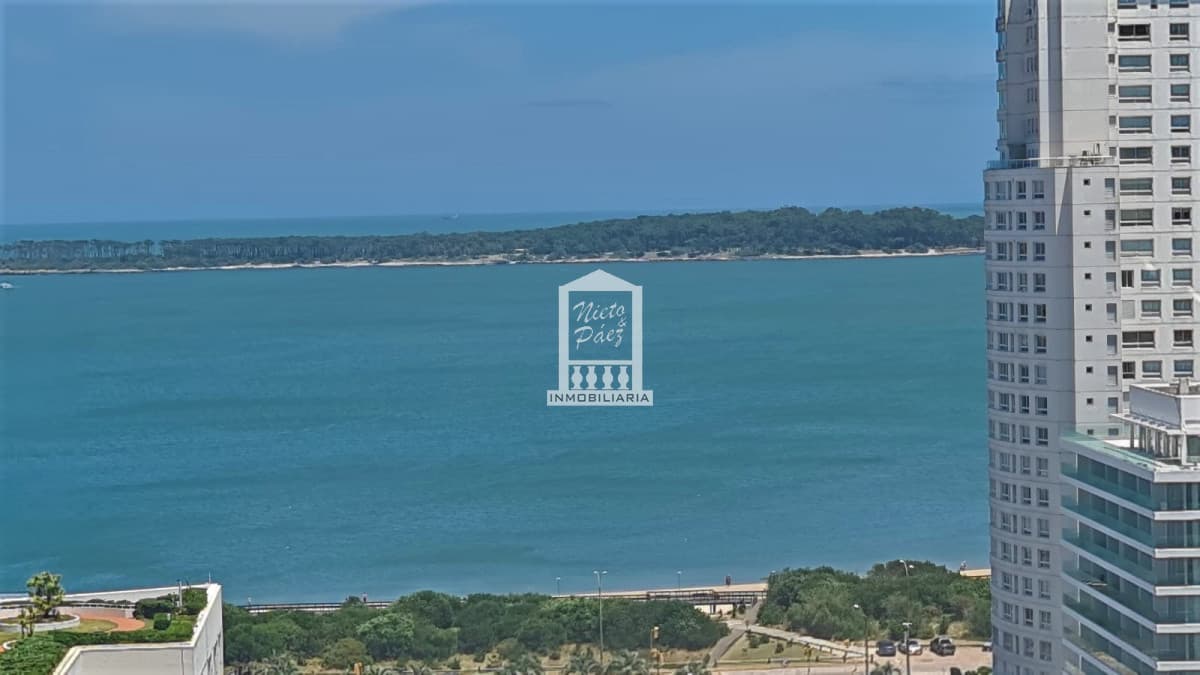 Venta. Playa Mansa | 2 suites, terraza con parrillero y servicios premium a pasos del mar