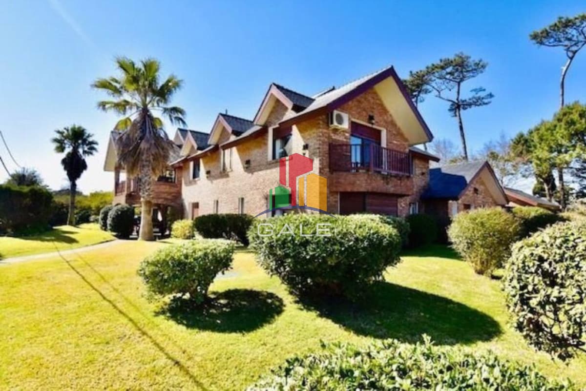 Gale Propiedades & Escribanía Casa ID.396 - Excelente mansión a 50 mts. de la mejor zona de la playa Mansa.