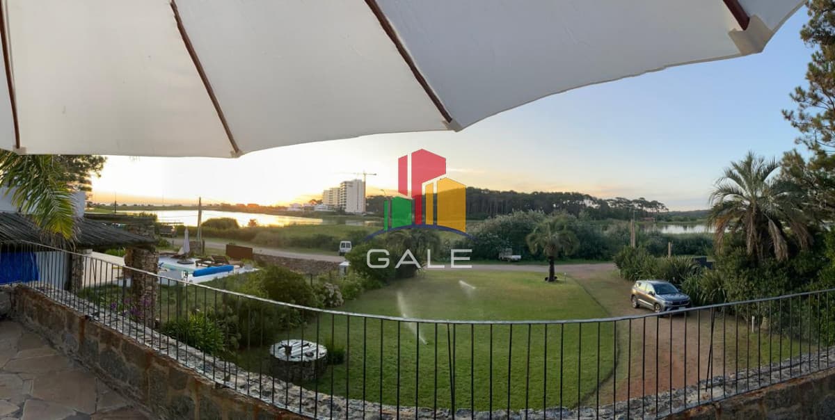 Gale Propiedades & Escribanía Casa ID.5326 - Expléndida casa en venta frente a la laguna
