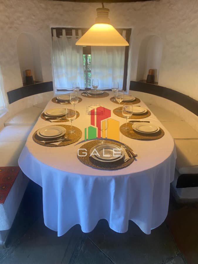 Gale Propiedades & Escribanía Casa ID.5326 - Expléndida casa en venta frente a la laguna