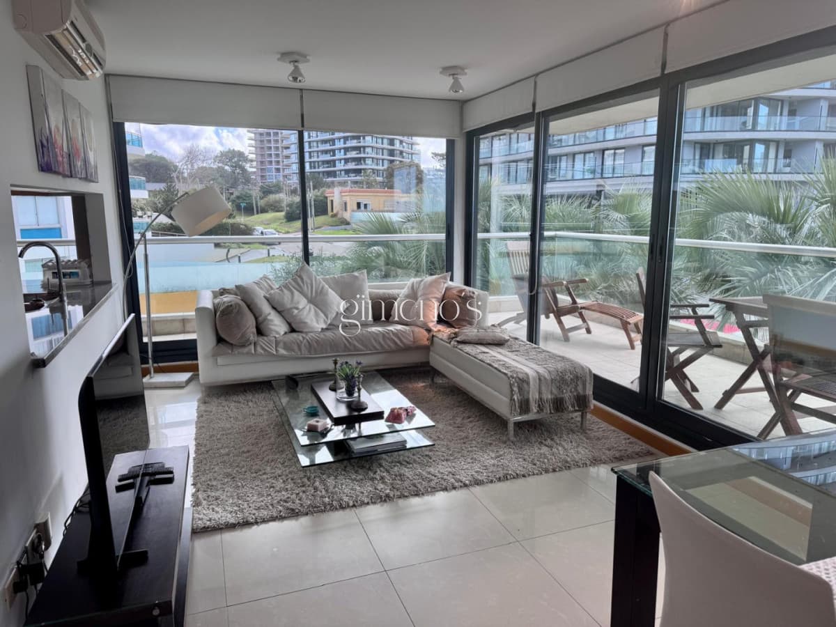 Apartamento de 2 Dormitorios en Venta a pasos del mar - Playa Brava - Punta del Este