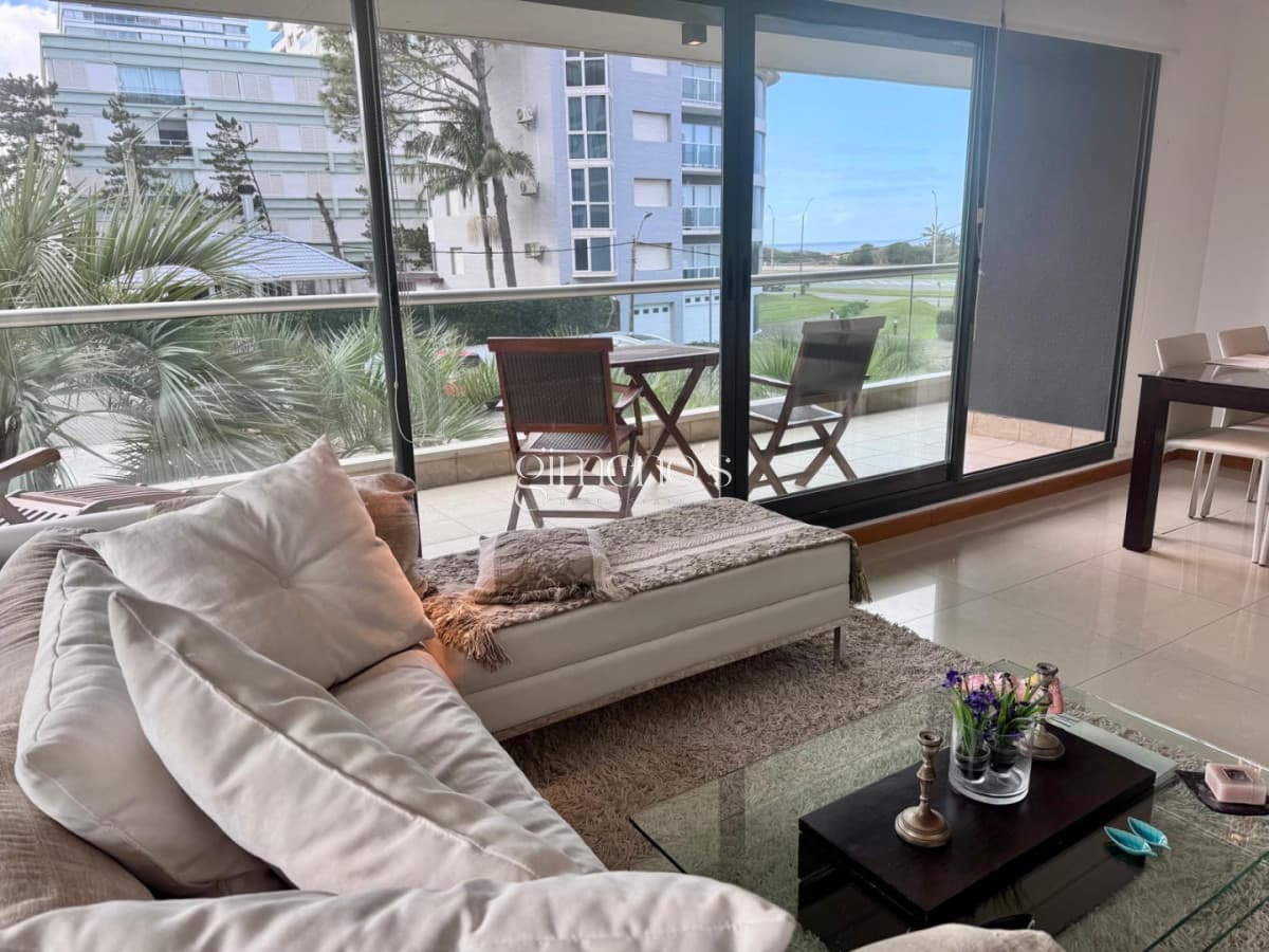 Apartamento de 2 Dormitorios en Venta a pasos del mar - Playa Brava - Punta del Este