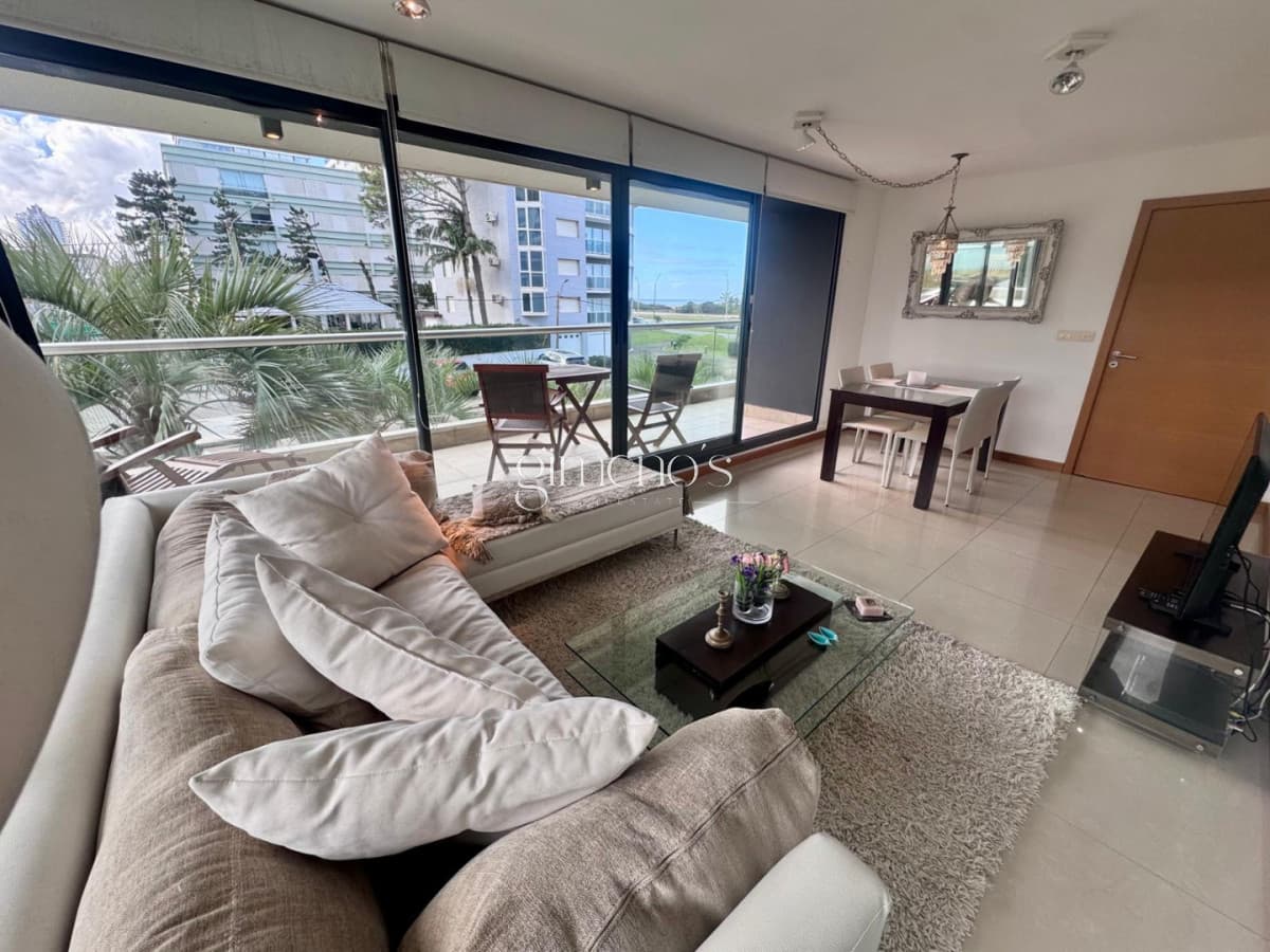 Apartamento de 2 Dormitorios en Venta a pasos del mar - Playa Brava - Punta del Este