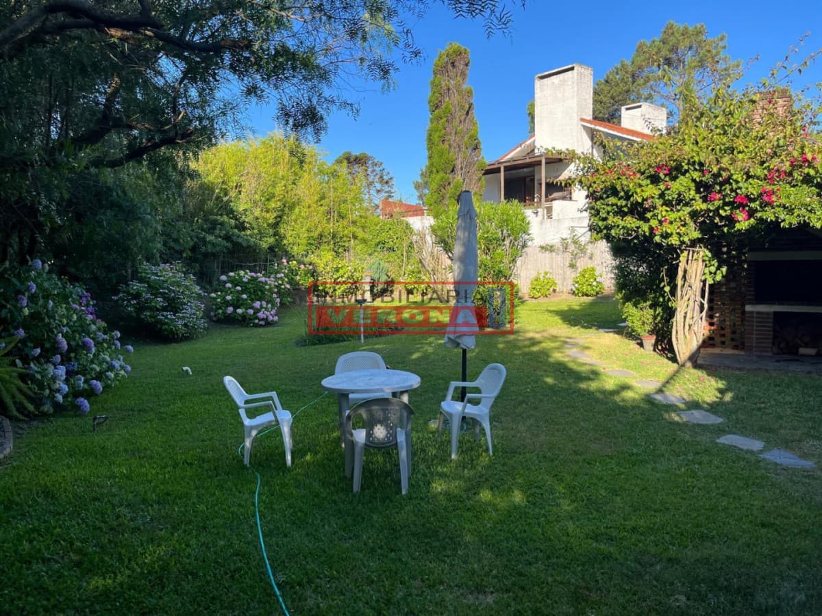 Hermosa casa a pasos del mar  - Inmobiliaria Verona Punta