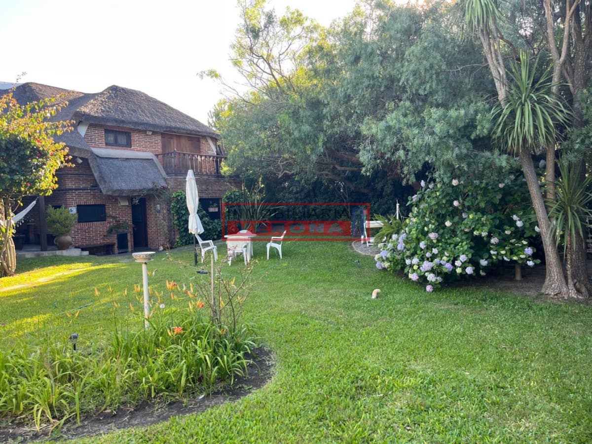 Hermosa casa a pasos del mar  - Inmobiliaria Verona Punta
