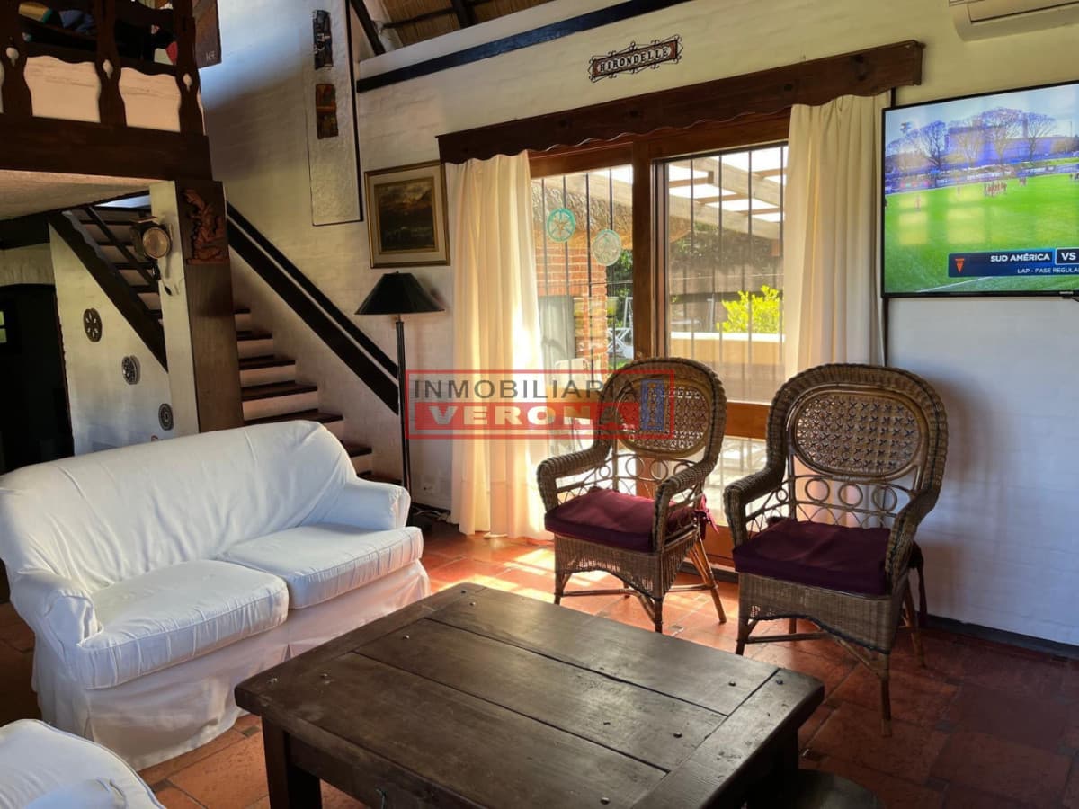 Hermosa casa a pasos del mar  - Inmobiliaria Verona Punta