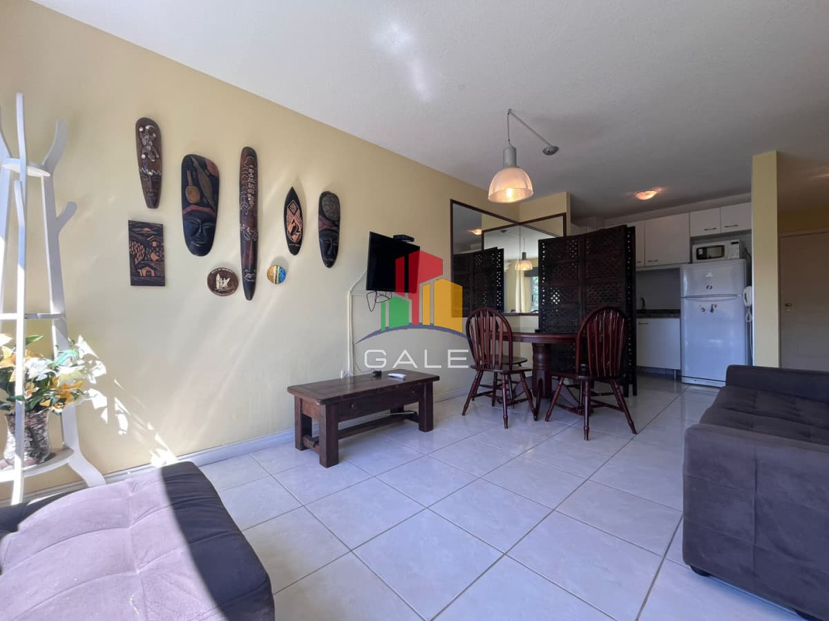 Gale Propiedades & Escribanía Apartamento ID.4716 - Apartamento en venta  1 dormitorio con balcón y garaje en Roosevelt