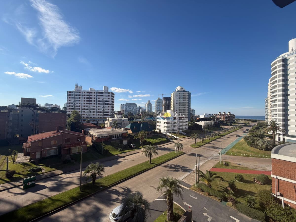 Apartamento en alquiler temporal de 2 dormitorios y medio  en Punta del este . Playa brava . Playa mansa  - Inmobiliaria Playa del Este