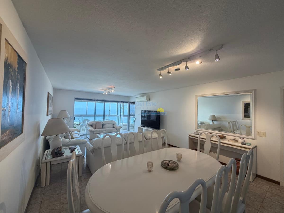 Apartamento de 3 dormitorios y servicio en Venta en Playa Mansa , Punta del este  - Inmobiliaria Playa del Este