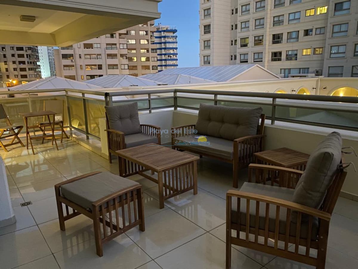 Apartamento en Alquiler de 2 dormitorios en Punta del este . Playa Brava , Torre Imperiale  - Inmobiliaria Playa del Este